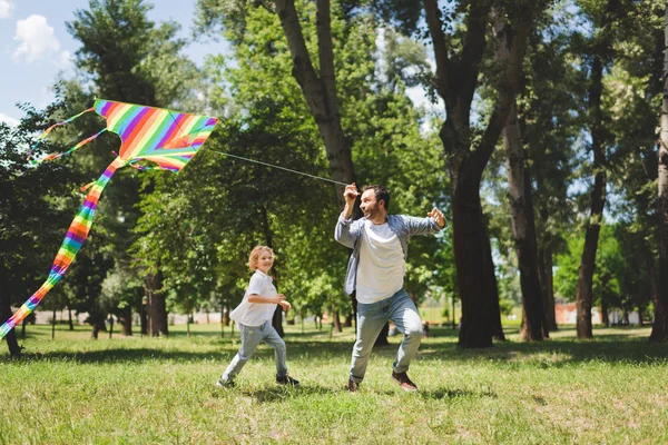 Boldog Apa Imádnivaló Fia Játszik Colofrul Repülő Kite Parkban — Stock Fotó