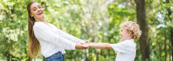 Plano Panorámico Hermosa Sonriente Mamá Hijo Tomados Mano Parque — Foto de Stock