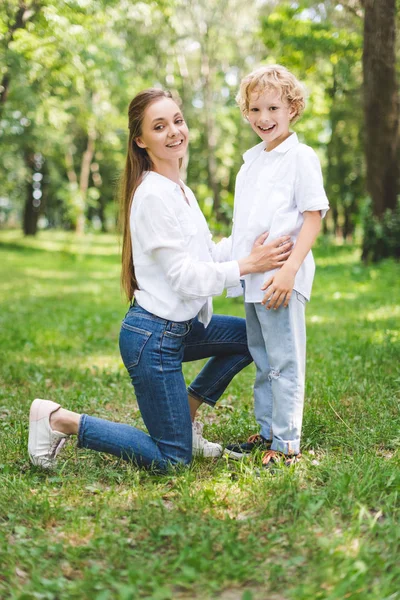 Bella Mamma Sorridente Che Abbraccia Figlio Nel Parco Guarda Fotocamera — Foto Stock