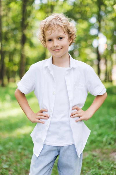 Lindo Niño Feliz Con Las Manos Las Caderas Parque Mirando — Foto de Stock