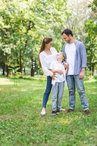 Gündüz Parkta Poz Rahat Giysiler Içinde Mutlu Aile — Stok fotoğraf