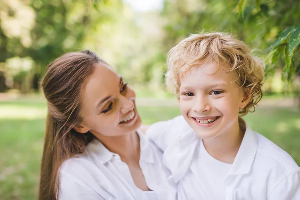 Belle Mère Avec Heureux Adorable Fils Regardant Caméra Dans Parc — Photo