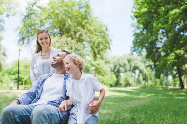 Feliz Madre Hijo Con Padre Discapacitado Silla Ruedas Parque —  Fotos de Stock