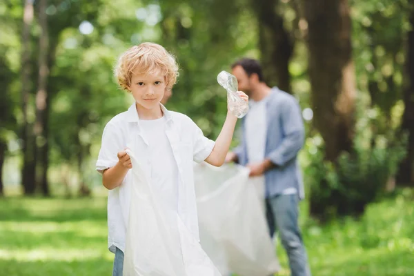 Entzückender Junge Mit Plastiktüte Sammelt Mit Vater Müll Park Auf — Stockfoto