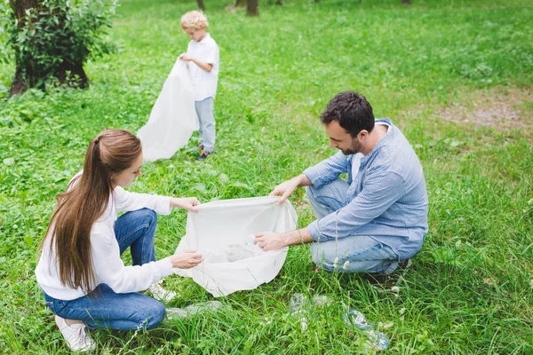 Father Mother Son Picking Plastic Bottles Bags Park — Stock Photo, Image