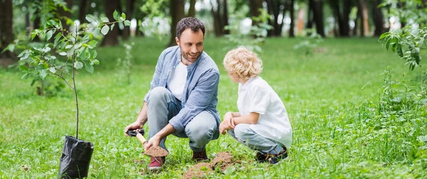 Plan Panoramique Père Fils Pendant Creusement Terrain Avec Une Pelle — Photo