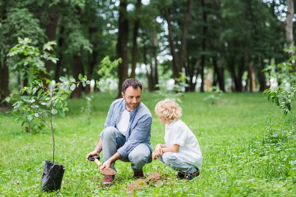 Vater Und Sohn Beim Baggern Mit Schaufel Für Pflanzaktion Park — Stockfoto