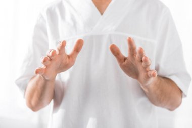 beyaz üzerinde kamera da masör gesturing kırpılmış görünümü