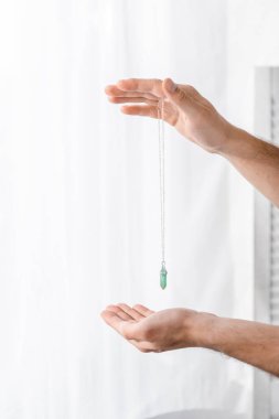 klinikte yeşil taş tutan hipnotizma kırpılmış görünümü
