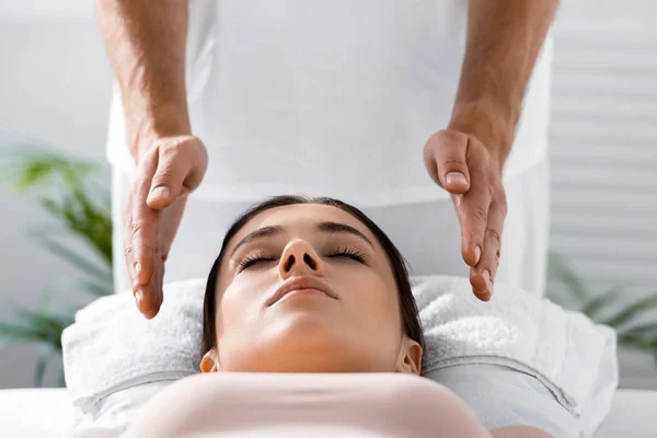 Vue Recadrée Guérisseur Debout Près Patient Sur Table Massage Aura — Photo