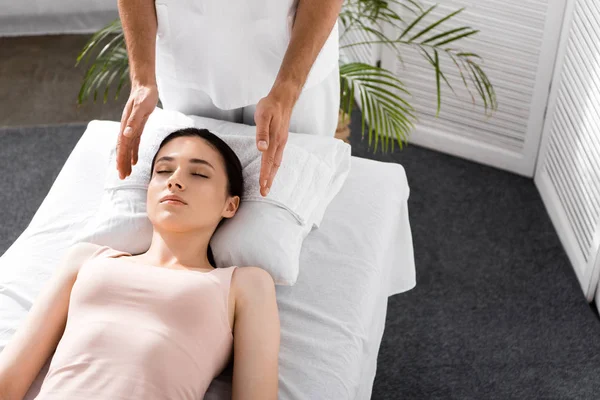 Beskuren Över Healer Stående Nära Patienten Massagebord Och Rengöring Aura — Stockfoto