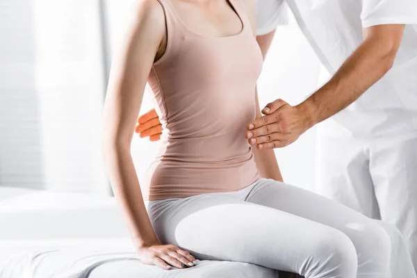 Vista Ritagliata Della Donna Seduta Sul Lettino Massaggio Mentre Guaritrice — Foto Stock