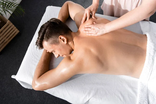 Vista Cortada Massagista Homem Sem Camisa Deitado Mesa Massagem — Fotografia de Stock