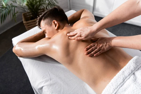 Ausgeschnittene Ansicht Von Masseur Und Mann Ohne Hemd Auf Massagetisch — Stockfoto