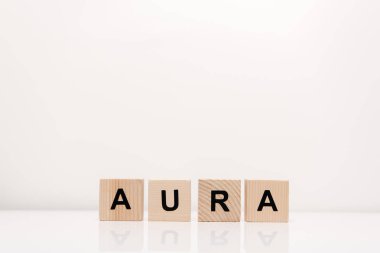 beyaz ahşap bloklar üzerinde kelime aura yazı