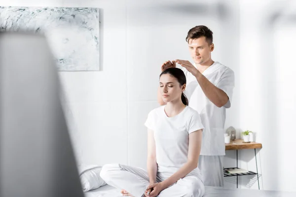 Woman Sitting Massage Table Closed Eyes While Healer Holding Hands — Stock Photo, Image