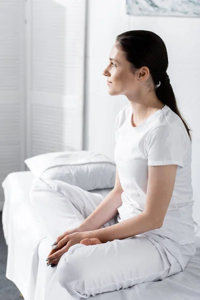 Attractive Young Woman Ponytail Sitting Bed Looking Away Clinic — Stock Photo, Image