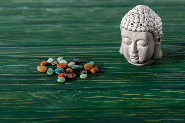 Estatuilla Buddha Piedras Semipreciosas Colores Superficie Madera — Foto de Stock