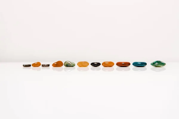 Pedras Semipreciosas Coloridas Superfície Branca Isolada Cinza — Fotografia de Stock
