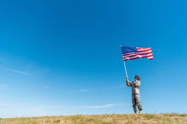 üniformalı yakışıklı askeri adam yıldız ve çizgili amerikan bayrağı bakarak 