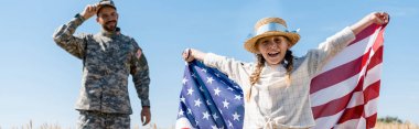 asker yakınında Amerikan bayrağı ile ayakta neşeli çocuk panoramik çekim 