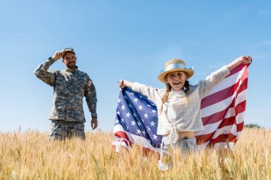 asker yakınında Amerikan bayrağı ile ayakta mutlu çocuk seçici odak 