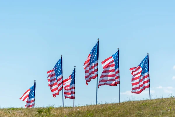 Nemzeti Amerikai Zászlók Zöld Ellen Kék Eget Felhők — Stock Fotó