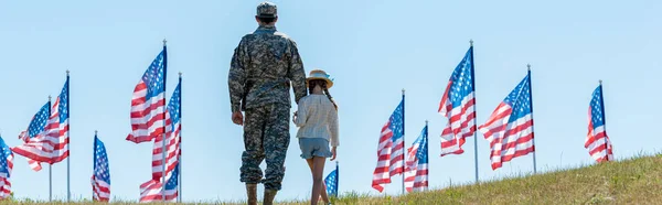 Panoramatický Záběr Otce Vojenské Uniformy Držící Ruce Dcerou Poblíž Amerických — Stock fotografie