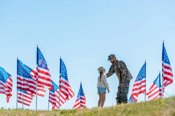 Selektiv Fokusering Människan Militär Uniform Titta Dotter Nära Amerikanska Flaggor — Stockfoto