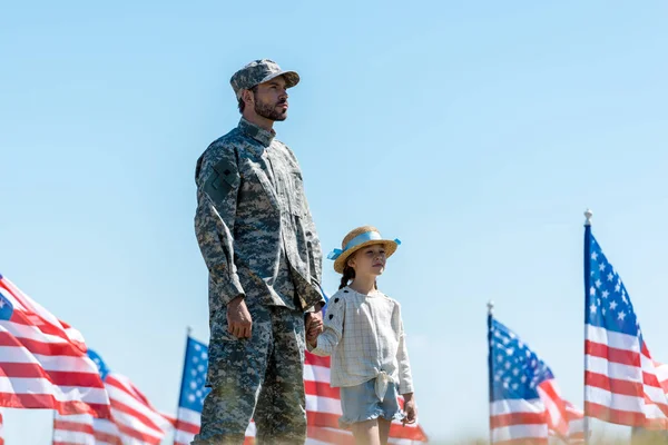 Lindo Niño Cogido Mano Con Padre Militar Cerca Banderas Americanas —  Fotos de Stock