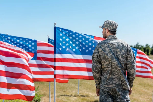 Man Militär Uniform Och Mössa Stående Nära Amerikanska Flaggor — Stockfoto