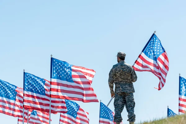 Foco Seletivo Homem Uniforme Militar Tampa Segurando Bandeira Americana — Fotografia de Stock