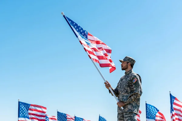 Stilig Militär Man Uniform Holding Amerikanska Flaggan Stående Mot Blå — Stockfoto