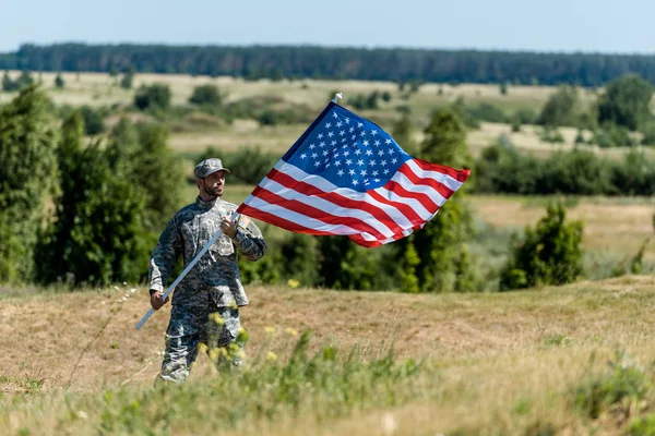 Foco Seletivo Homem Militar Bonito Uniforme Cap Segurando Bandeira Americana — Fotografia de Stock