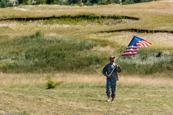 Militer Tampan Dengan Seragam Berjalan Dan Memegang Bendera Amerika Musim — Stok Foto