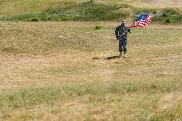 Selective Focus Handsome Soldier Uniform Walking Holding American Flag Summertime — Stock Photo, Image