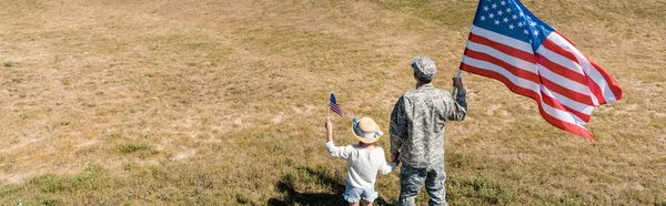 Panoráma Lövés Katonai Ember Hazafias Gyerek Tartja Amerikai Zászlók — Stock Fotó