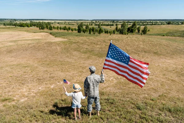 Pohled Zpět Vojenského Muže Vlasteneckého Chlapce Držící Americké Vlajky — Stock fotografie