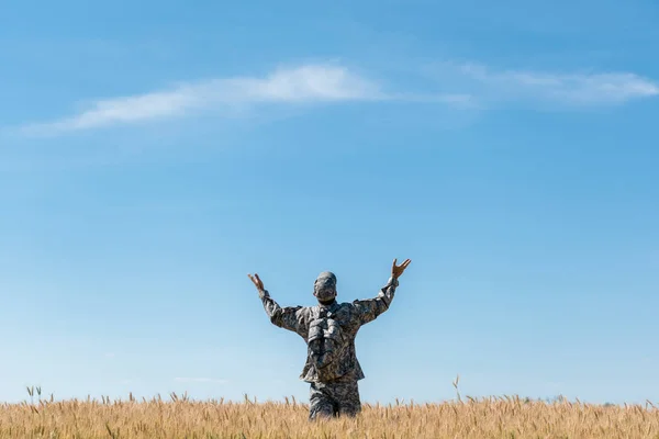 Altın Buğday Ile Alanda Uzanmış Elleri Ile Ayakta Askeri Üniformalı — Stok fotoğraf