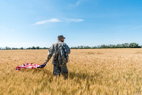 Soldado Uniforme Militar Segurando Bandeira Americana Enquanto Estava Campo Com — Fotografia de Stock