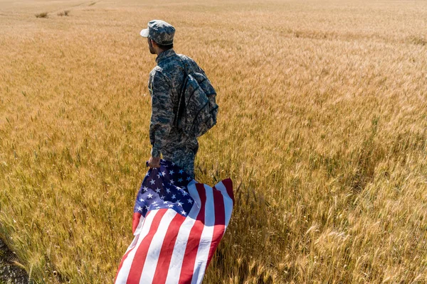 Soldado Uniforme Militar Sosteniendo Bandera Americana Mientras Está Parado Campo —  Fotos de Stock