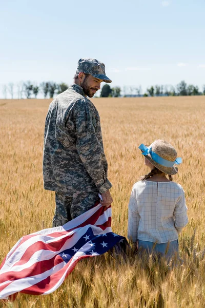 Stilig Soldat Tittar Dotter Medan Håller Amerikanska Flaggan Fält — Stockfoto