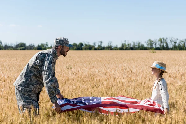 Soldat Uniforme Enfant Heureux Tenant Drapeau Américain Sur Terrain — Photo