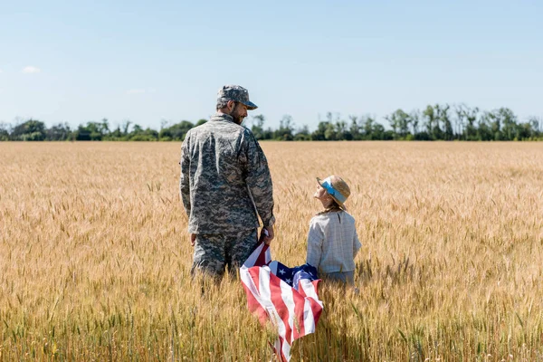Soldat Uniform Schaut Tochter Während Amerikanische Flagge Feld Hält — Stockfoto