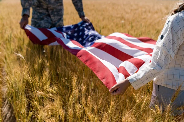 Vista Cortada Criança Militar Homem Segurando Bandeira Americana — Fotografia de Stock