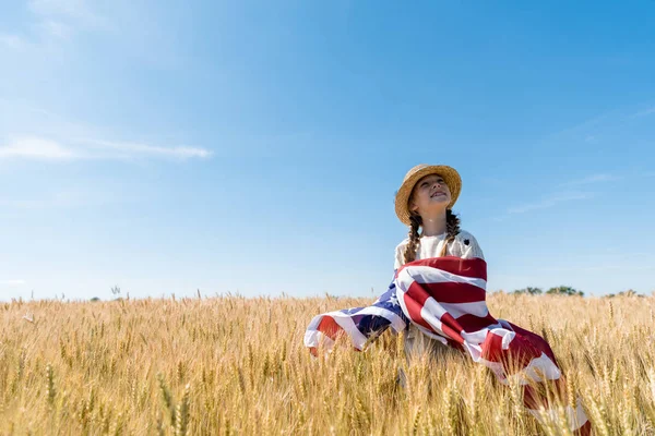 Garoto Sorridente Chapéu Palha Segurando Bandeira Americana Campo Dourado Com — Fotografia de Stock