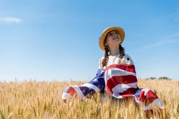 Улыбающийся Ребенок Соломенной Шляпе Американским Флагом Золотом Поле Пшеницей — стоковое фото