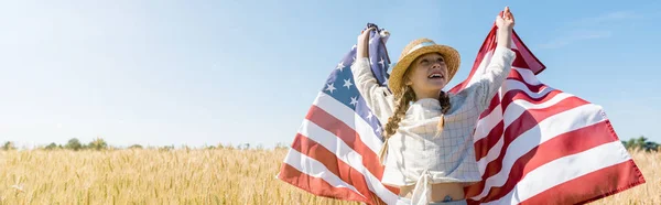 Tiro Panorâmico Criança Feliz Chapéu Palha Segurando Bandeira Americana Campo — Fotografia de Stock