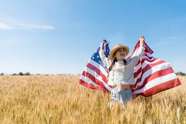 Criança Alegre Chapéu Palha Segurando Bandeira Americana Campo Dourado — Fotografia de Stock