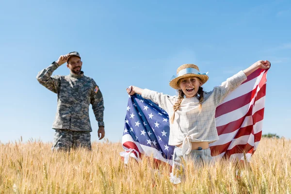 Selektiv Fokus Happy Child Stående Med Amerikanska Flaggan Nära Soldat — Stockfoto